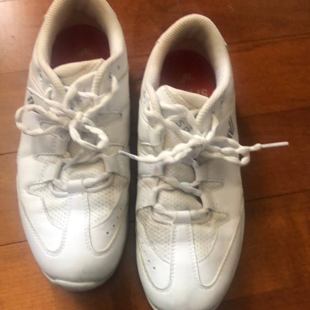 Cheerleading shoes